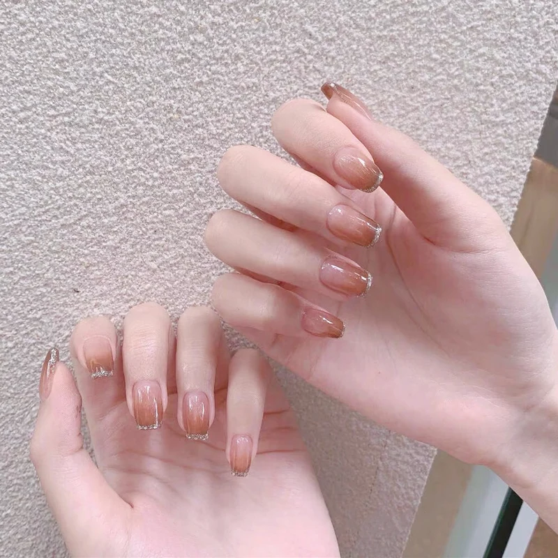 Stylisches Press-On Nagelset mit elegantem Ombre-Design Brehn