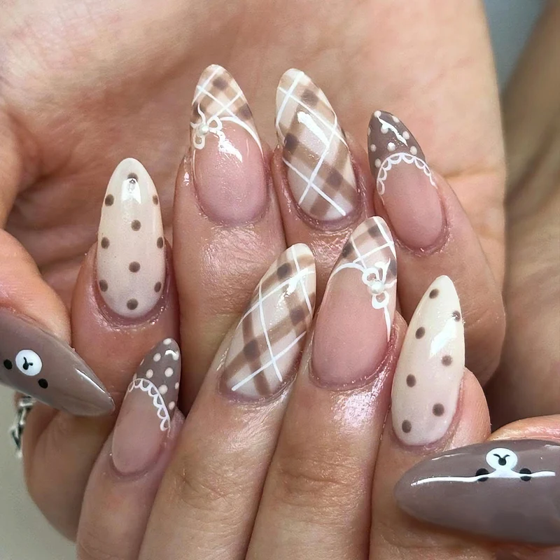 Dekoratives Press-On Nagelkunstset mit schicken Mustern