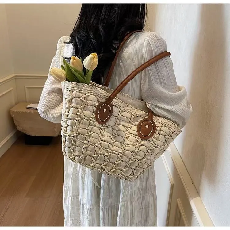 Handgemachte Korbtasche mit eleganten Lederakzenten Skanto