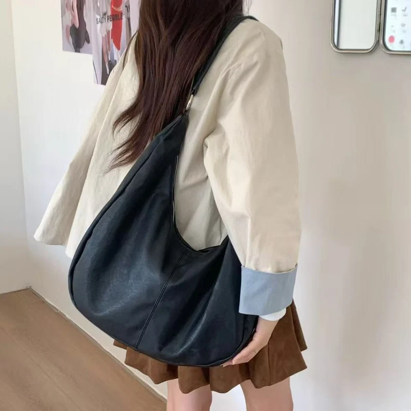 Lässige Wildleder-Schultertasche