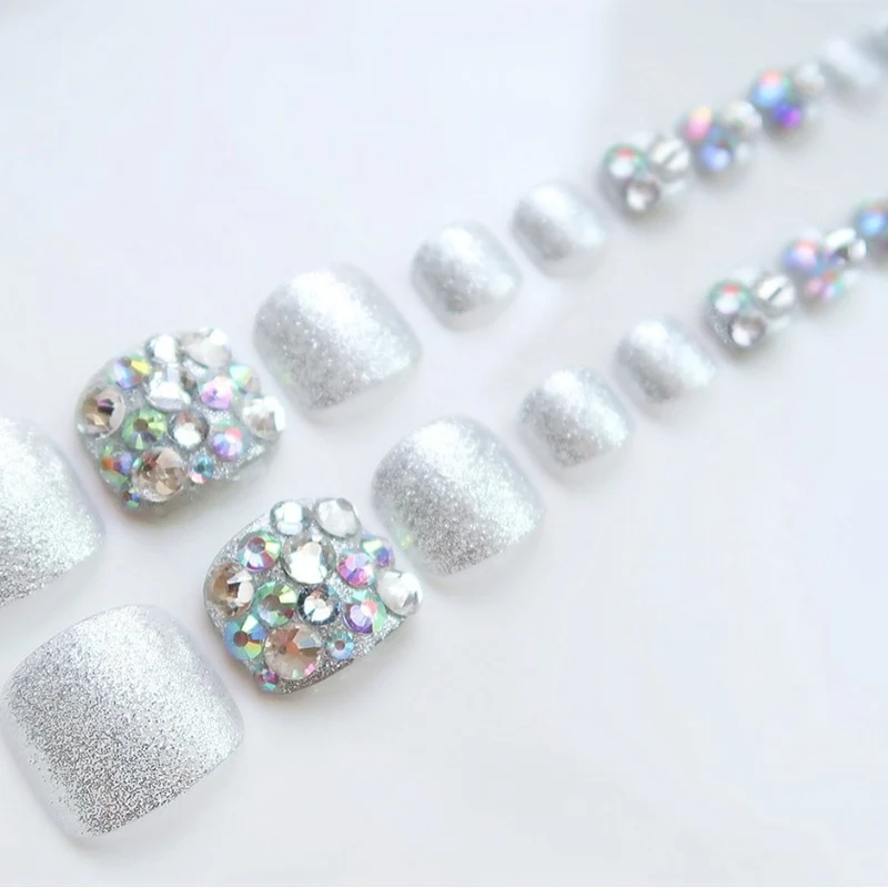 Glitzernde, mit Schmucksteinen verzierte Sandalen Brehn