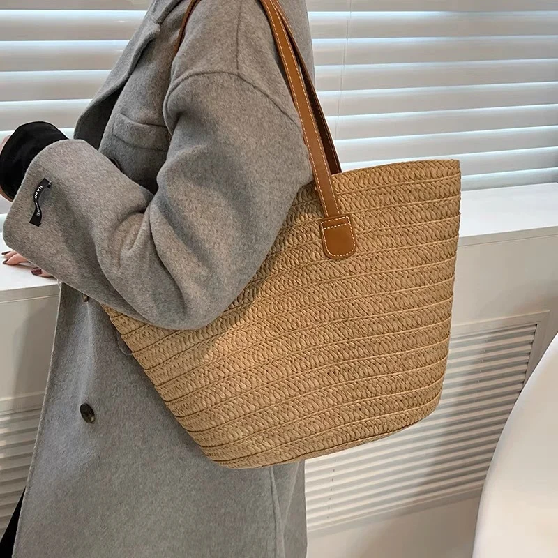 Elegante und geräumige Strohtasche mit Ledergriff Skanto