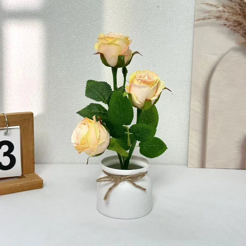 Lebensgetreue dekorative Blumenarrangement