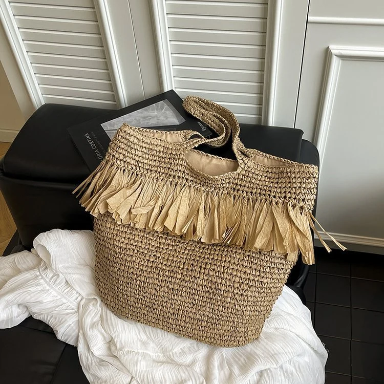 Charmante Strohtasche mit dekorativen Fransen Skanto