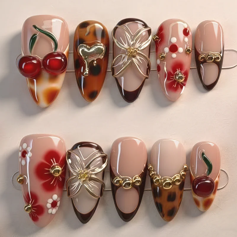 Blumen- und Schmuckbedeckte Press-On Nagelkunst Brehn