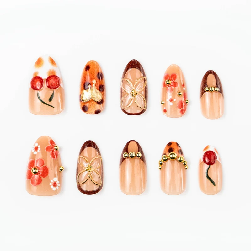 Blumen- und Schmuckbedeckte Press-On Nagelkunst Brehn