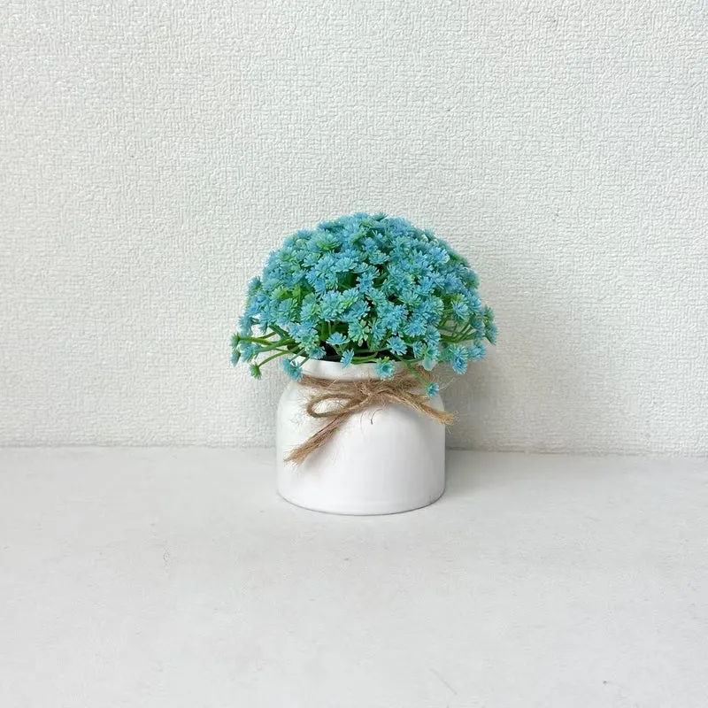Lebensechte Lila Blumenarrangement