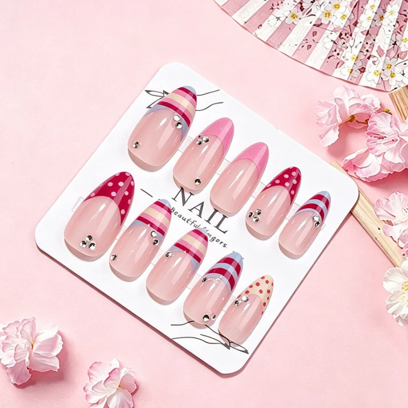Kreatives Press-On Nagelset mit dekorativen Mustern