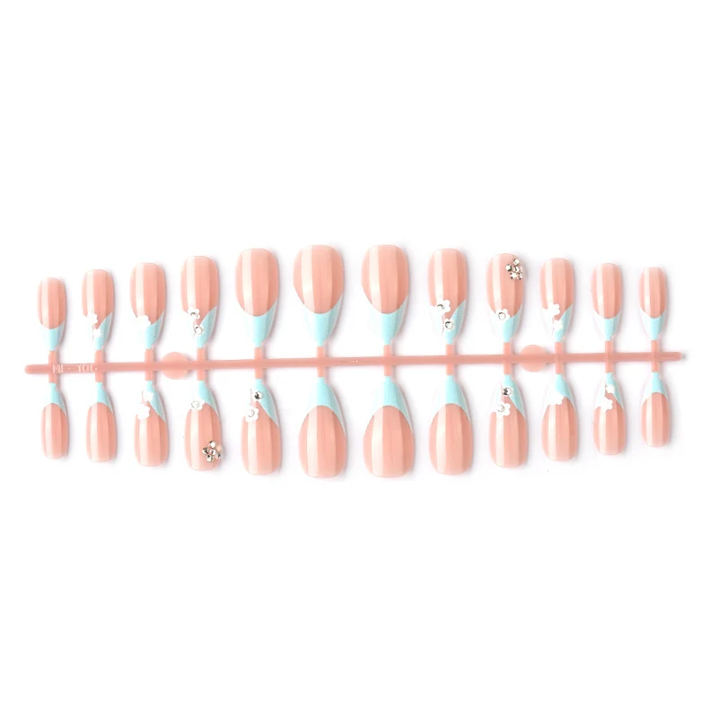 Blumige Akzent Press-On Nail Set mit Edelstein Details Brehn