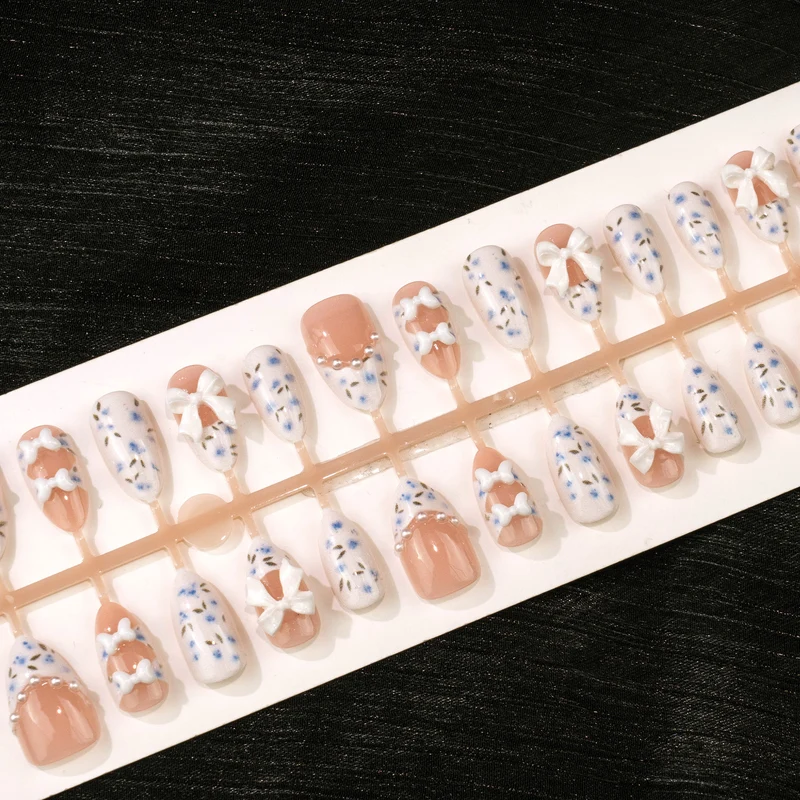 Florale Akzent Dekorative Press-On Nagelkunst Set Brehn