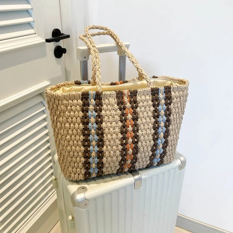 Hochwertige Naturstrohtasche mit bunten Streifen Skanto