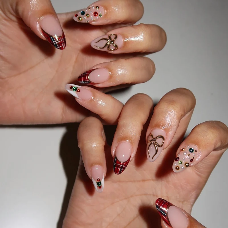 Festliches Press-On-Nagelkunst-Set mit kariertem Design und Edelstein-Akzenten Brehn