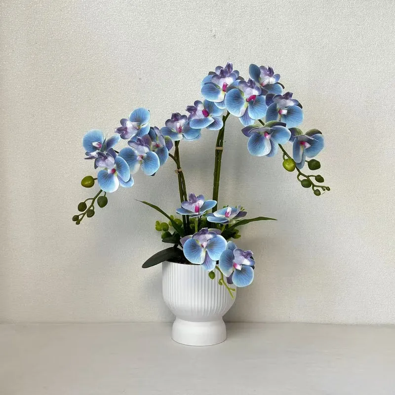 Lebensnahe Orchideenpflanzenarrangement für Tischdekoration