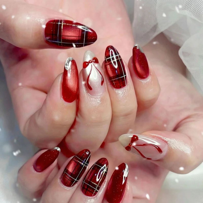 Festliches Themen-Press-On-Nagelkunst-Set mit Schleifen- und Karodesigns Brehn