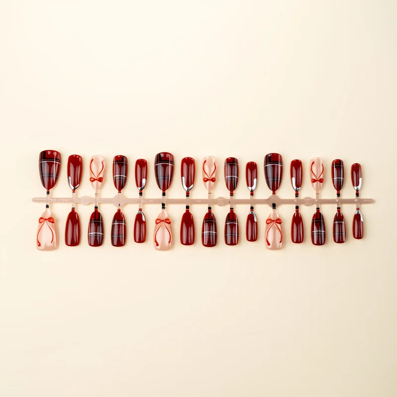 Festliches Themen-Press-On-Nagelkunst-Set mit Schleifen- und Karodesigns Brehn