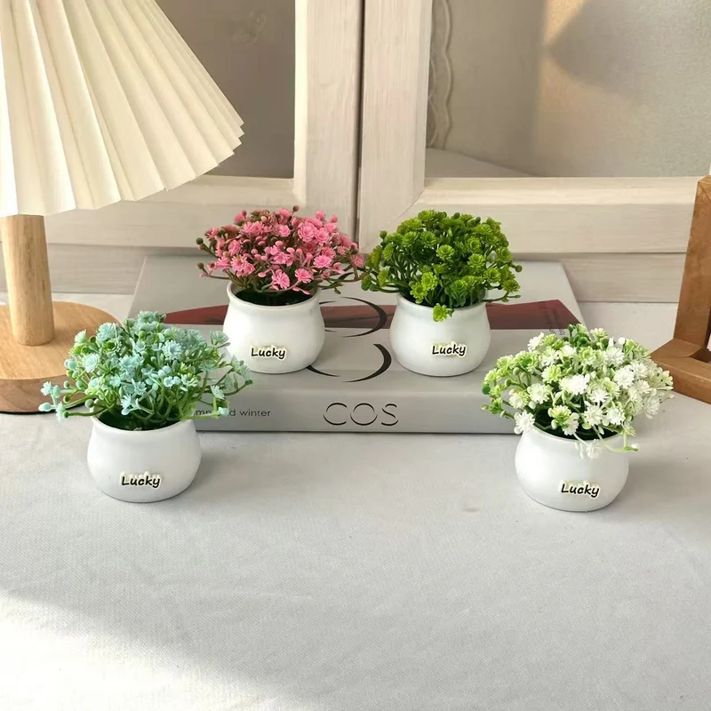 Lebensnahe Miniatur-Blumenarrangement im Topf