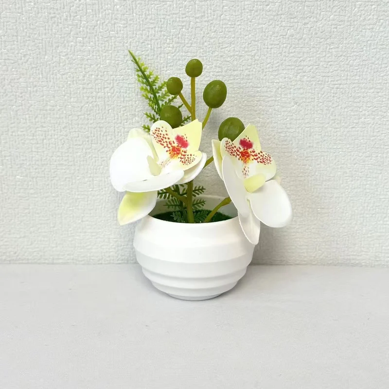 Lebensechte Miniatur-Orchideenarrangement