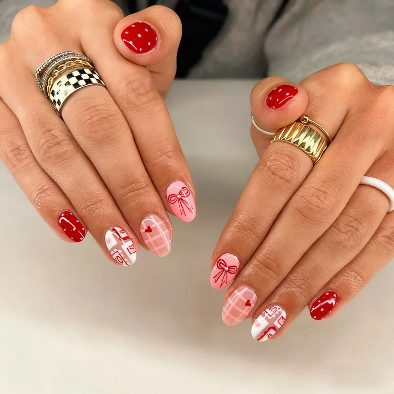 Festive gemusterte Press-On Nagelkunst Brehn