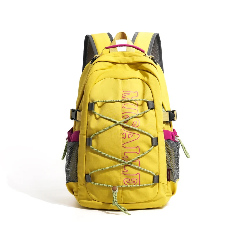 Geräumiger Unisex Freizeit- und Reiserucksack mit gepolstertem Laptopfach und elastischem Front-Bungee Skanto