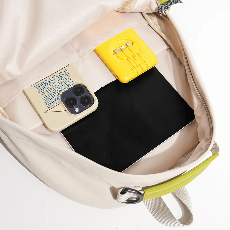 Geräumiger Unisex Freizeit- und Reiserucksack mit gepolstertem Laptopfach und elastischem Front-Bungee Skanto