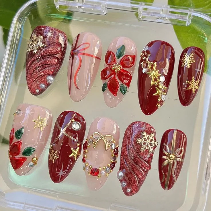 Festliches Urlaubs-Press-On-Nagelkunst-Set mit Weihnachtsstern und metallischen Akzenten Brehn