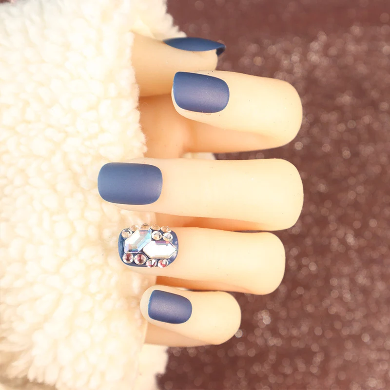 Matte Press-On Nagelset mit Strass-Akzenten Brehn