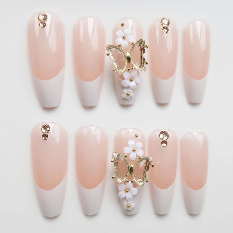 Luxus Press-On Nagelkunst mit floralen Akzenten Brehn