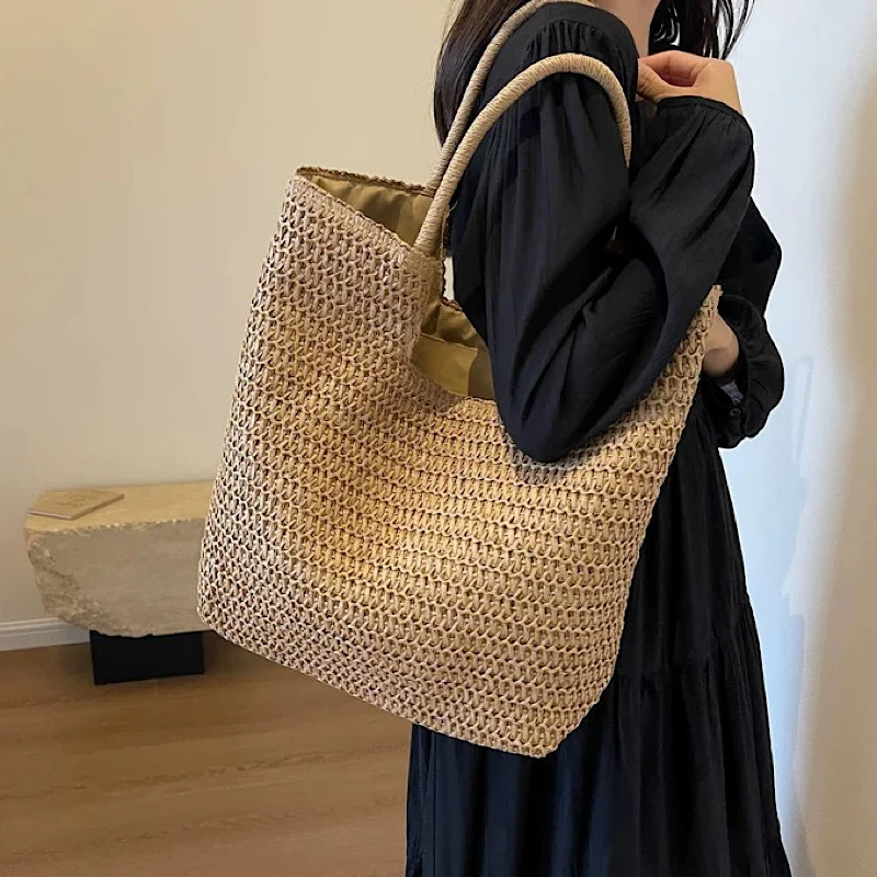 Handtasche aus natürlichem Flechtmaterial mit modernen Details Skanto