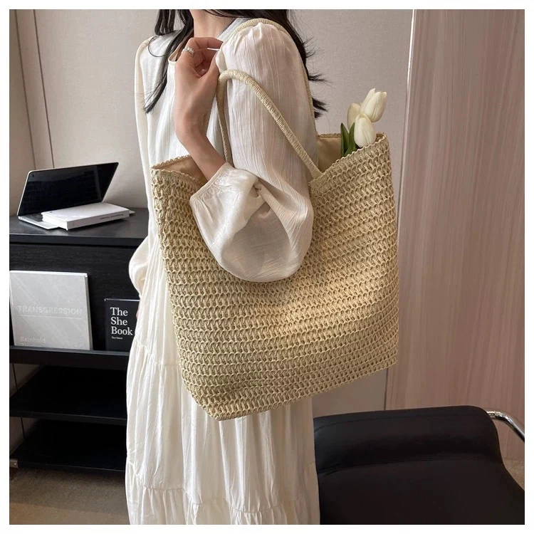 Handtasche aus natürlichem Flechtmaterial mit modernen Details Skanto
