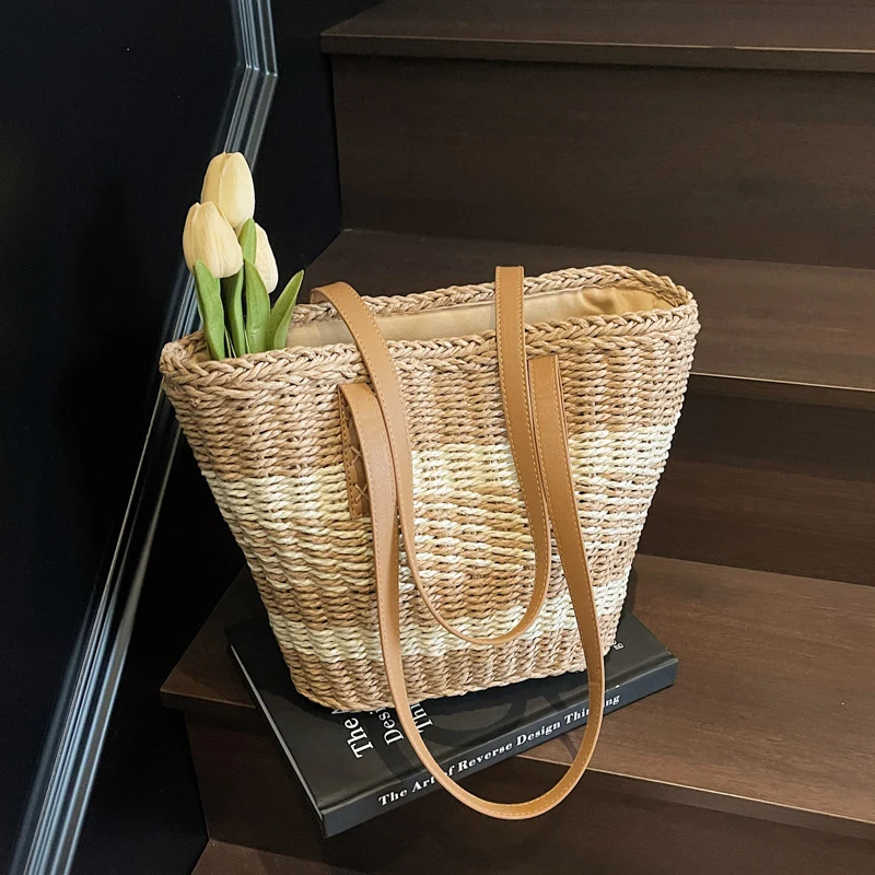 Handtasche aus gewebtem Naturmaterial mit Lederdetails Skanto
