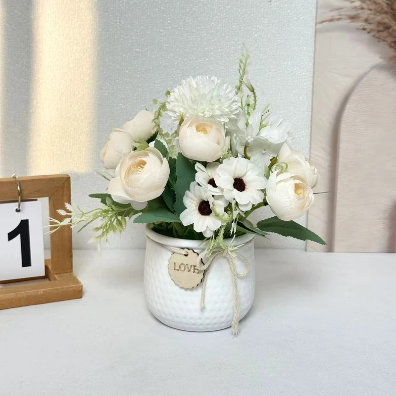 Florale Tischdekoration mit dekorativem Topf für Wohnkultur