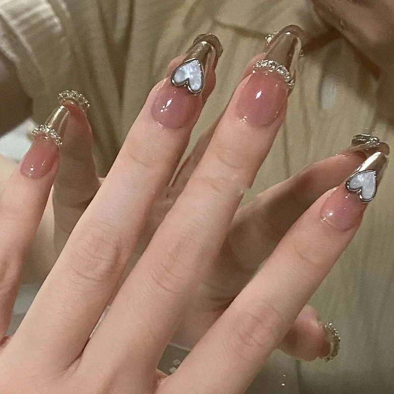Herz-verzierte Press-On Nagelkunst Brehn