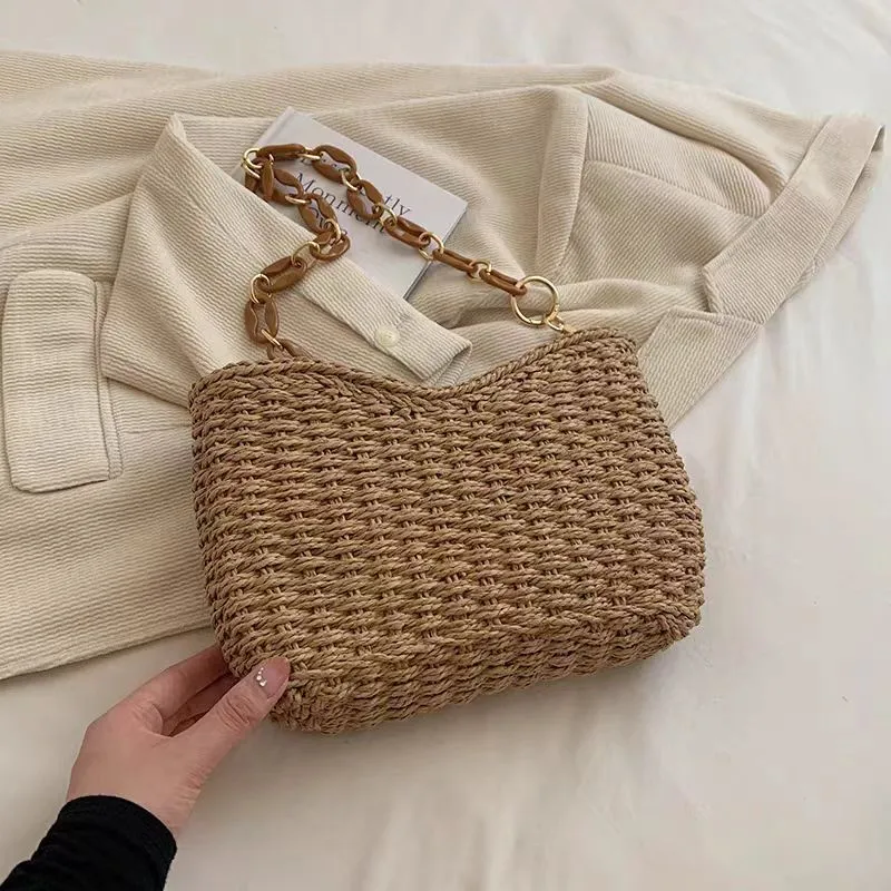Handgefertigte Strohtasche mit Goldketten-Details Skanto