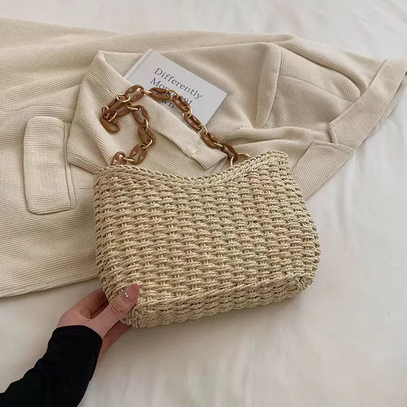 Handgefertigte Strohtasche mit Goldketten-Details Skanto