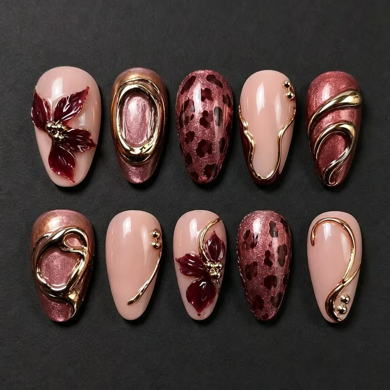 Künstlerisches Press-On-Nagelset mit floralen und metallischen Akzenten