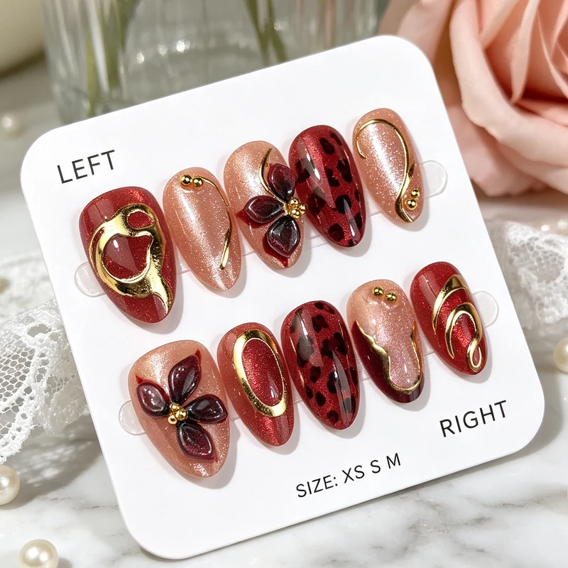 Künstlerisches Press-On-Nagelset mit floralen und metallischen Akzenten