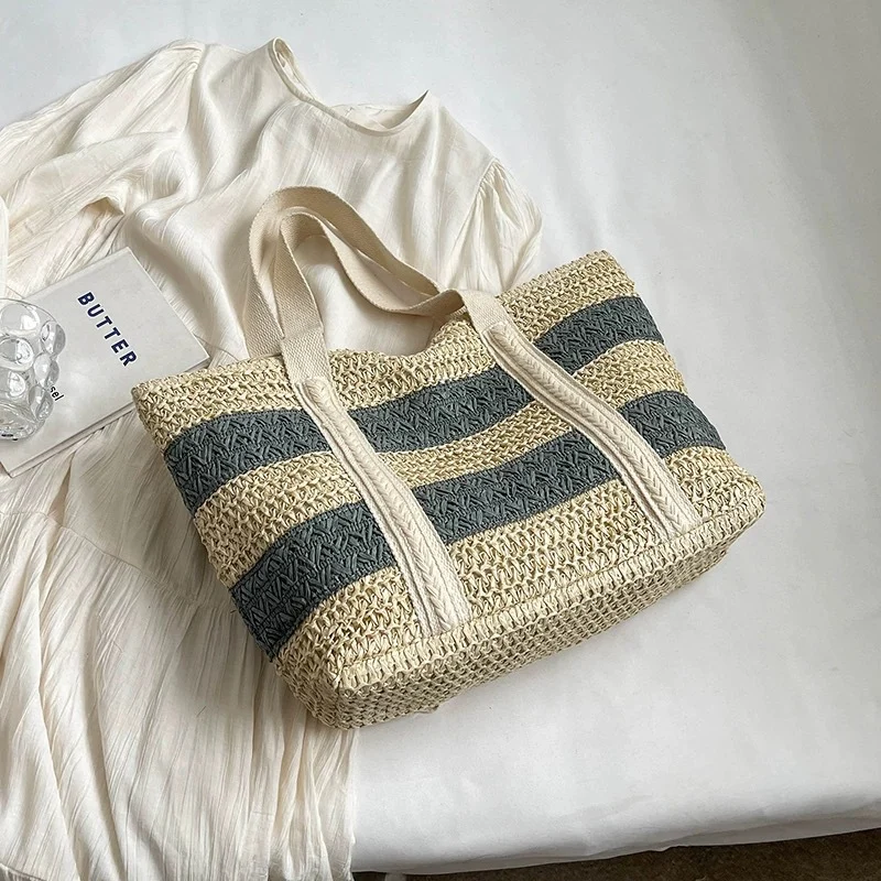 Handgefertigte Strandtasche mit auffälligem Streifendesign Skanto