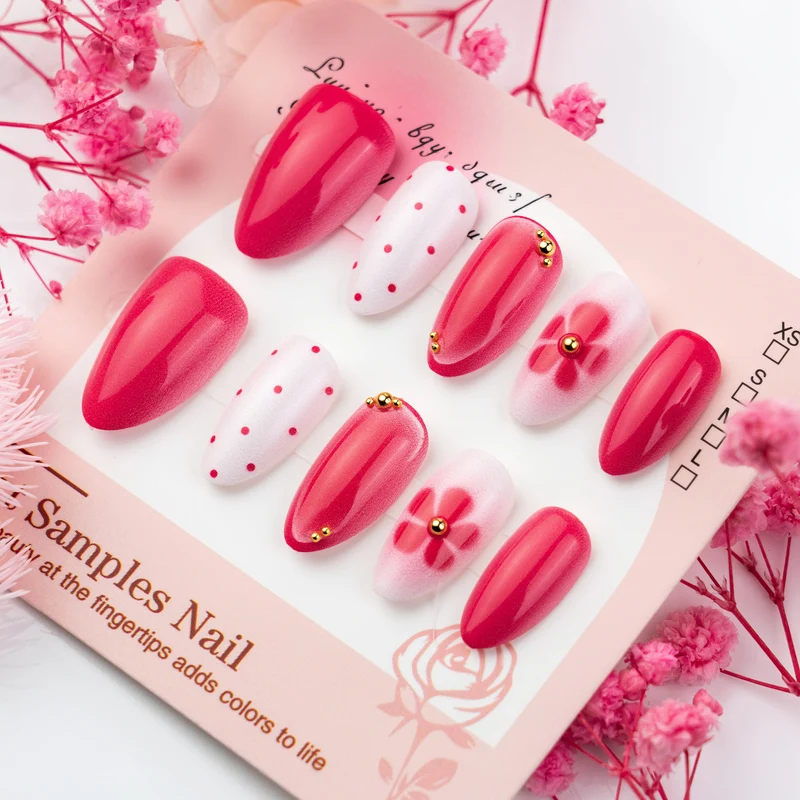 Künstlerisches Press-On-Nagelset mit Blumen- und Punktdesigns