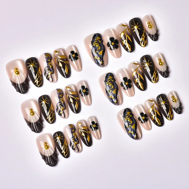 Künstlerisches Press-On-Nagelset mit Blumen- und Schmetterlingsdesigns