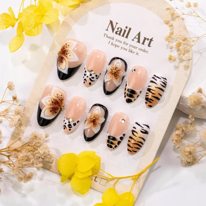 Künstlerisches Press-On-Nagelset mit floralem und tierischen Druckdesigns