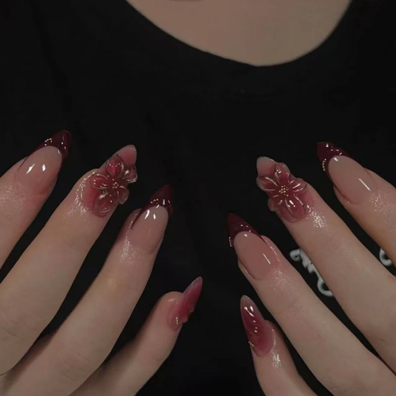 Künstlerisches Press-On-Nagelset mit elegantem floralen Design