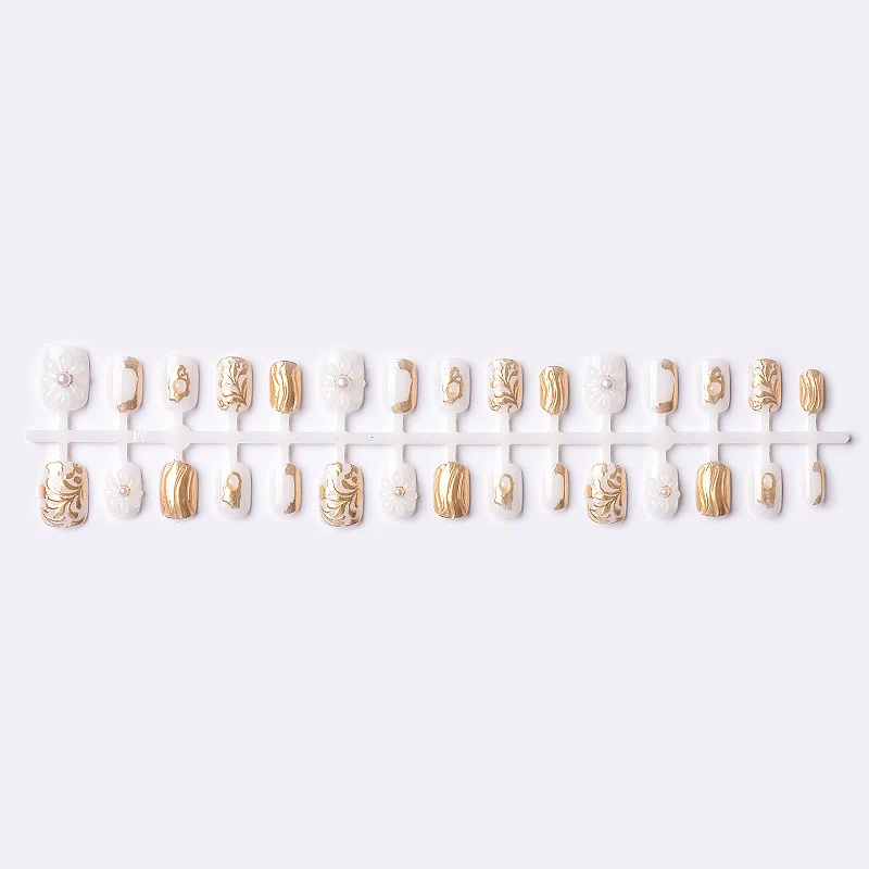 Elegantes Press-On Nagelkunstset mit goldenen Details Brehn