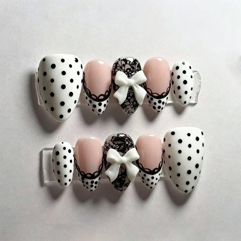 Elegantes Punkte-Press-On-Nagelkunst-Set Brehn