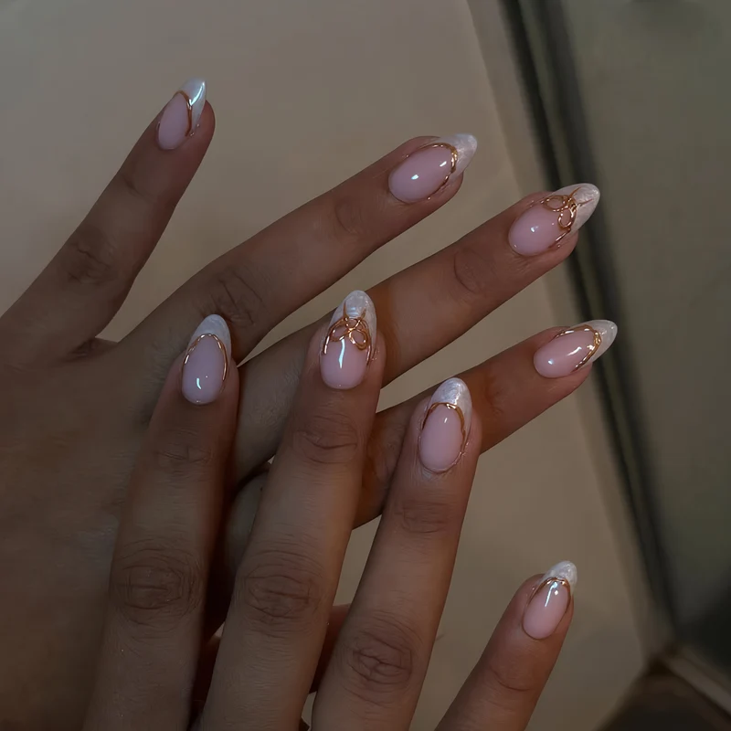 Elegantes French Tip Press-On Nagelkunstset mit goldenen Akzenten Brehn