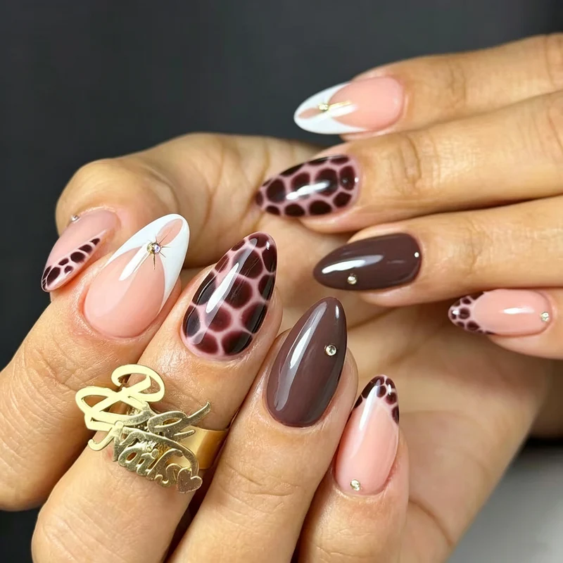 Exotisches Tierdruck-Nagelkunst Brehn