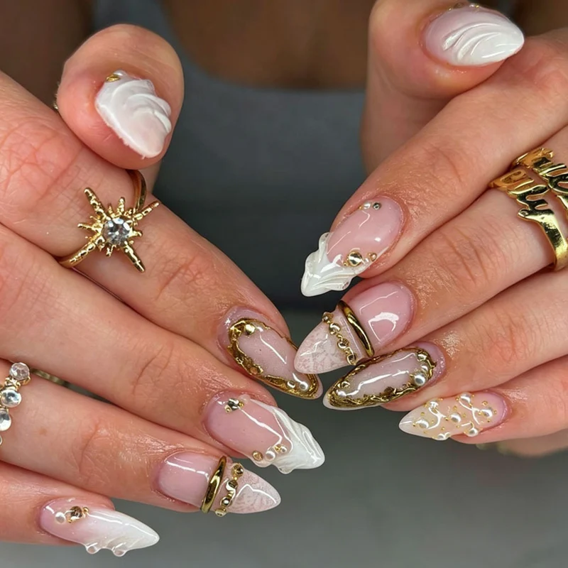 Elegantes spitzes Press-On Nagelkunst-Set mit goldenen Akzenten Brehn