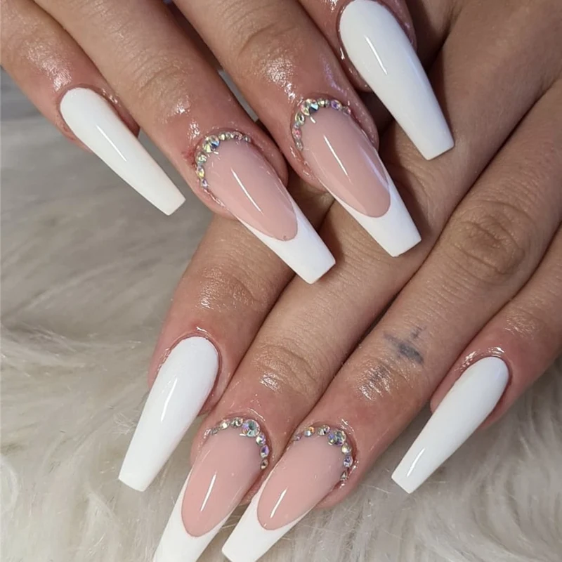 Luxuriöse lange Stiletto Press-On Nägel mit Strass-Accents Brehn