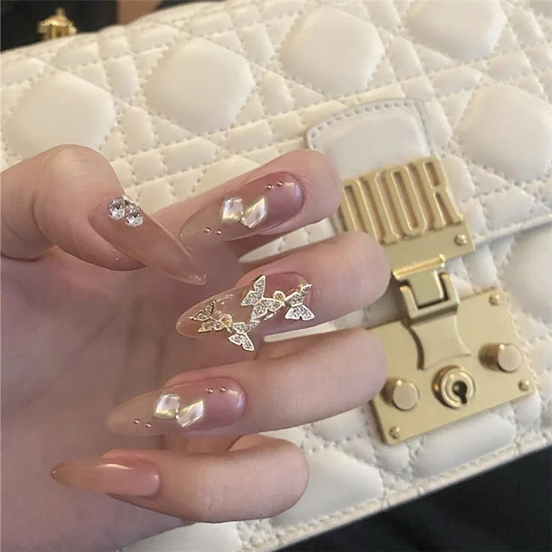 Luxuriöse dekorative Press-On Nagelkunst mit Edelsteindetails Brehn