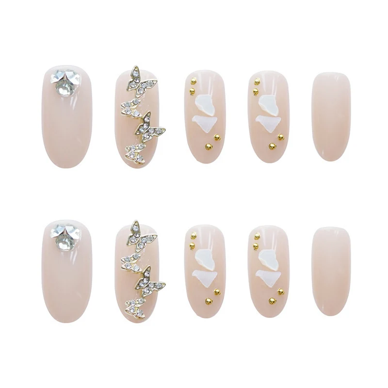 Luxuriöse dekorative Press-On Nagelkunst mit Edelsteindetails Brehn