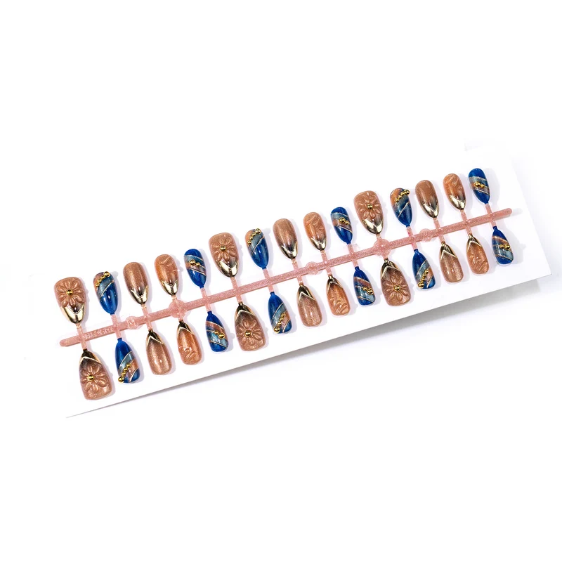 Künstlerisches Press-On Nagelkunst Set mit goldenen Akzenten